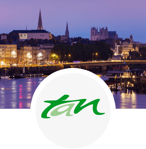 Logo du réseau TAN sur une photo de la ville de Nantes